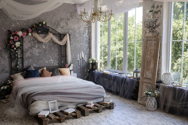 Una Cama Madera Estudio Fotografía Decorado Con Flores Cortinas Rodeado — Foto de Stock