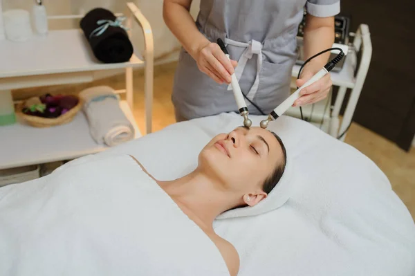 Vista Laterale Della Donna Massaggio Facciale Procedura Spa Stimolazione Elettrica — Foto Stock