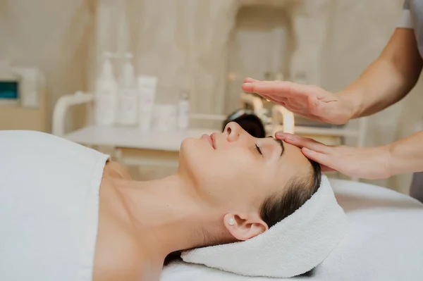 Visão Lateral Uma Mulher Fazendo Massagem Facial Curativa Terapeuta Aplicando — Fotografia de Stock