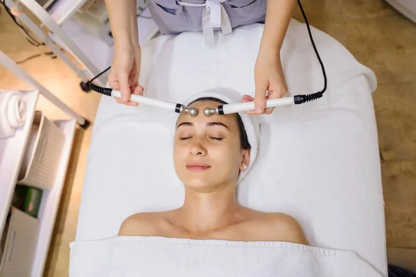 Kadın Yüz Masajı Spa Prosedürü Elektrikli Yüz Bakımı Mikroakım Kaldırma — Stok fotoğraf