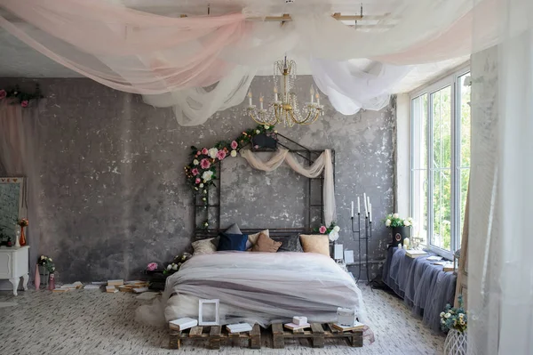 Una Cama Madera Estudio Fotografía Decorado Con Flores Cortinas Rodeado —  Fotos de Stock