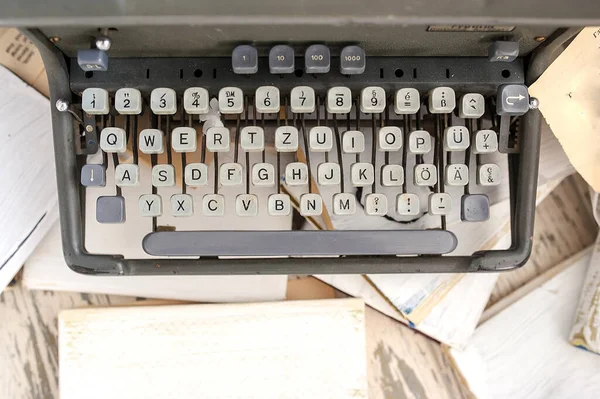 Фотография Крупным Планом Старинной Пишущей Машинки Деревянном Полу Белыми Книгами — стоковое фото
