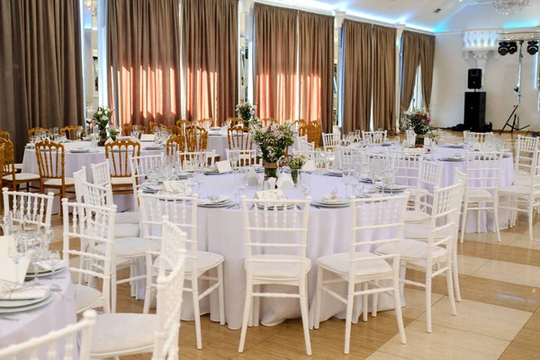 Interior Una Sala Banquetes Boda Mesas Redondas Con Mantel Blanco —  Fotos de Stock
