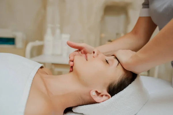 Visão Superior Mulher Fazendo Massagem Facial Curativa Terapeuta Aplicando Pressão — Fotografia de Stock