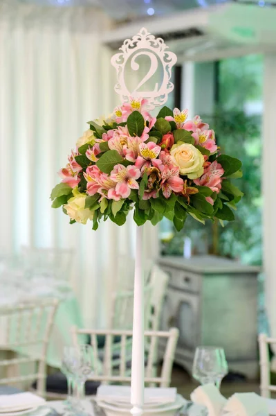 Mesa Presidium Boda Con Mantel Blanco Gris Arreglos Florales Ramo — Foto de Stock