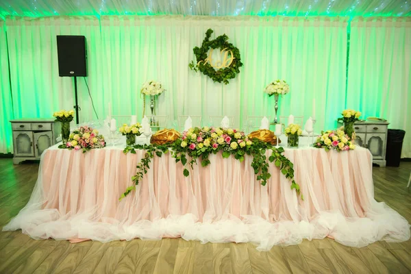 Mesa Casamento Presidium Com Toalha Mesa Rosa Arranjos Florais Buquê — Fotografia de Stock