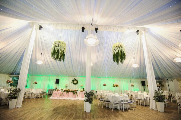 Interior Una Sala Banquetes Boda Mesas Redondas Con Mantel Blanco —  Fotos de Stock