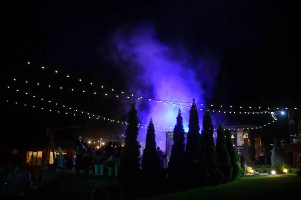 Dansande Människor Natten Terrassen Bröllopsrestaurang — Stockfoto