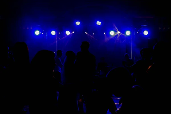 Luz Azul Brilla Sobre Gente Bailando Oscuridad Frente Escenario Con —  Fotos de Stock