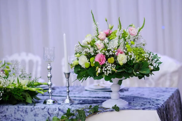 Bröllop Presidium Bord Med Vit Och Grå Duk Blomsterarrangemang Bukett — Stockfoto