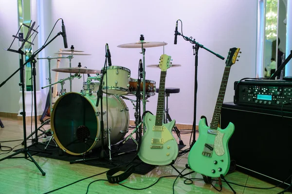 Empty Stage Instruments Ready Performance Drums Set Guitars Bass Music — Stock Photo, Image