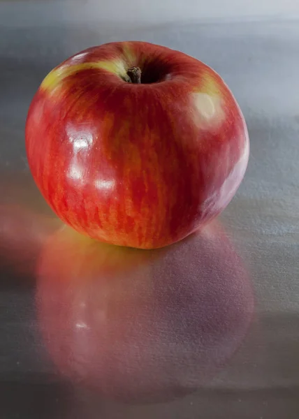 Taze kırmızı elma. Kırpma yolu ile