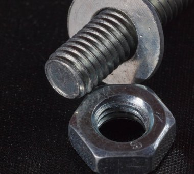 cıvata ve siyah arka plan üzerine kanca