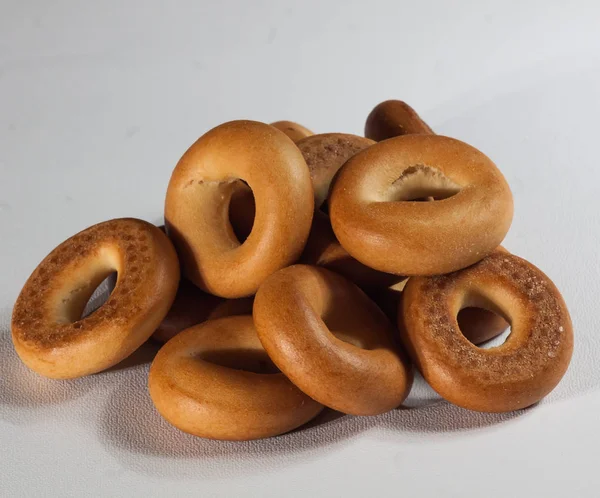 Pila de galletas cuadradas con trozos y migas sobre fondo gris pizarra . — Foto de Stock