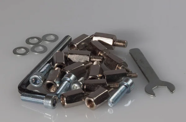 cıvata ve siyah arka plan üzerine kanca