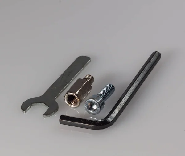 cıvata ve siyah arka plan üzerine kanca