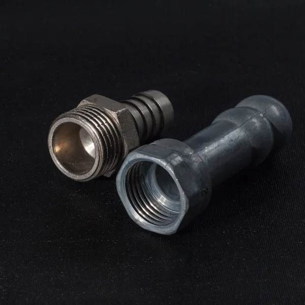 cıvata ve siyah arka plan üzerine kanca