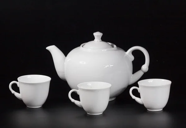 Siyah arka planda bir fincan çay.