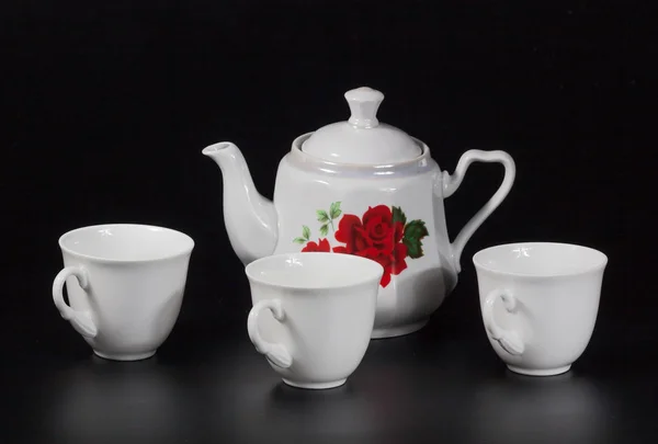 Siyah arka planda bir fincan çay.