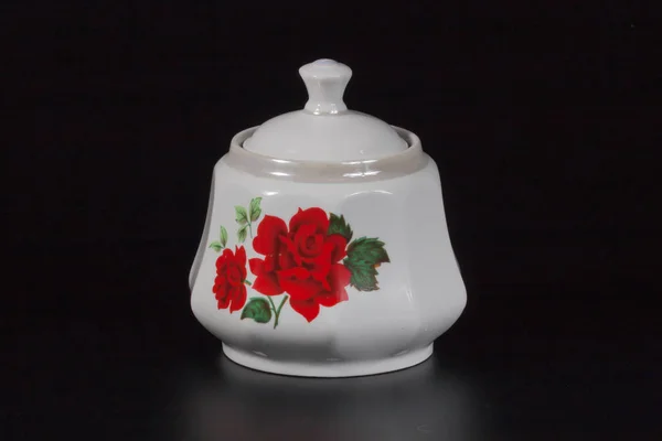 Siyah arka planda bir fincan çay.