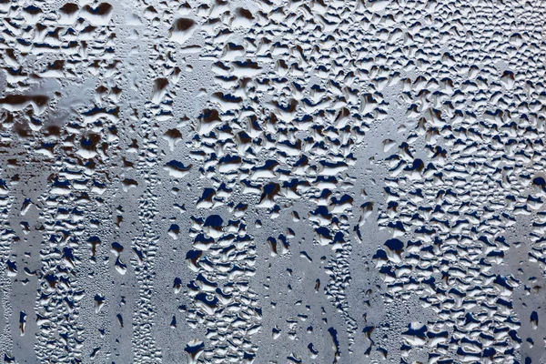 Su bardağa düşer.