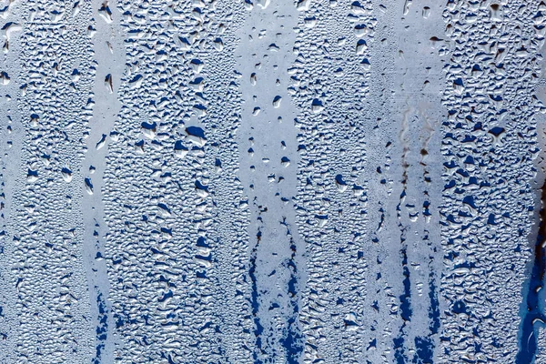 Su bardağa düşer.