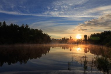 Nehirde gün batımı