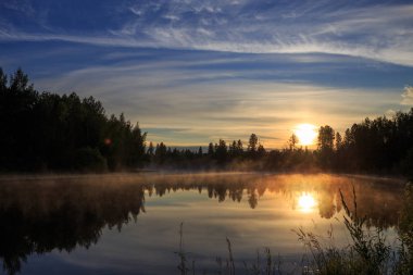 Nehirde gün batımı