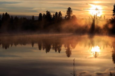 Nehirde gün batımı