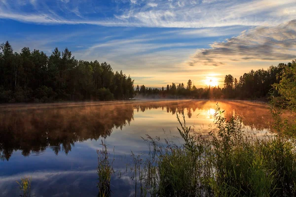 Puesta de sol en el río — Foto de Stock