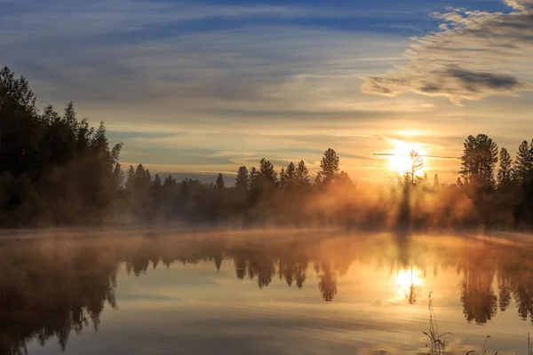 Solnedgång på floden Stockfoto