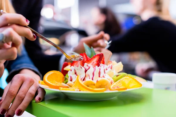 Donna mangiare frutta sundae — Foto Stock