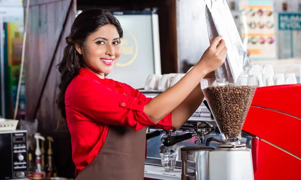 Indické barista náplň kávový mlýnek — Stock fotografie