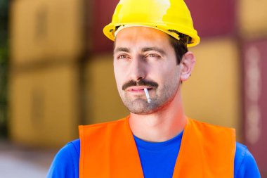 Sigara işçisi kask ile