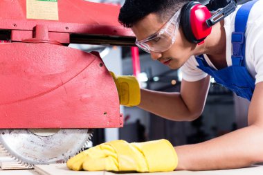 Daire testere ile Asya atölyesinde marangoz