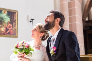 Gelin ve damat kilisede.