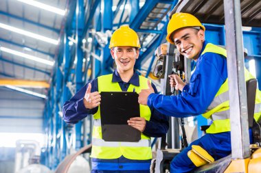 İşçi ve endüstriyel fabrikada forklift sürücüsü