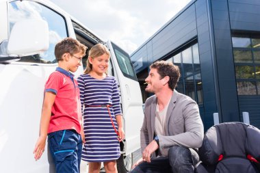 Baba ile çocuklar aile araba satın alma 