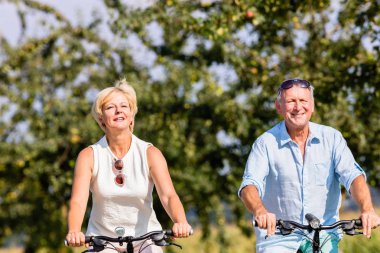 Üst düzey kadın ve adam Bisiklet Turu