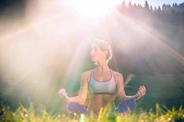 Gün batımı yoga yaparken kadın