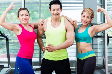 Kaslı adam poz çarpıcı iki sportif kadınlar arasında