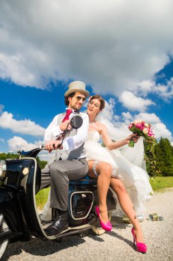 Gelin çift motorlu scooter sürüş 