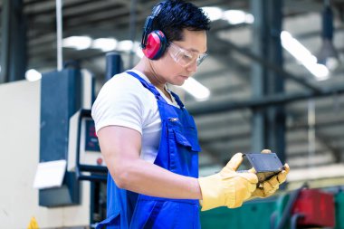 İş parçası kontrol endüstriyel fabrika işçisi