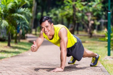 Spor push-up yapan gurur ve başarılı erkek