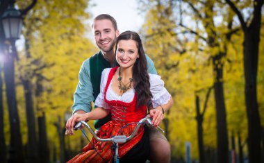 Kaç Dirndl ve deri pantolon bisikletle birlikte içinde