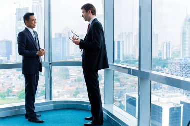 Ofis pencere önünde duran işadamları