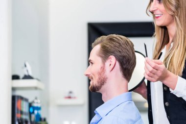 Müşteri yeni kesim gösterilen Haircutter