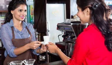 Kadın barmen hizmet veren müşteri