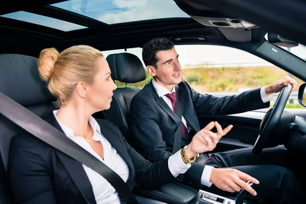 Business couple in car travelling — Stock Photo, Image