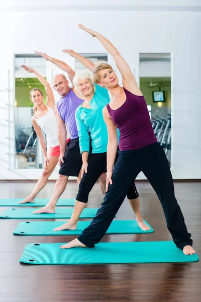 Anziani e giovani che fanno ginnastica in palestra — Foto Stock